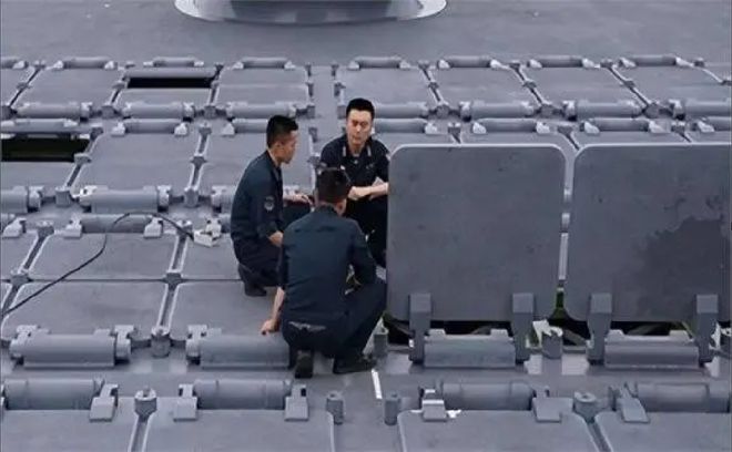 055型的CIC战情中心850毫米大型垂发装置央视镜头前一览无余(图2) 055型的CIC战情中心850毫米大型垂发装置央视镜头前一览无余(图2)