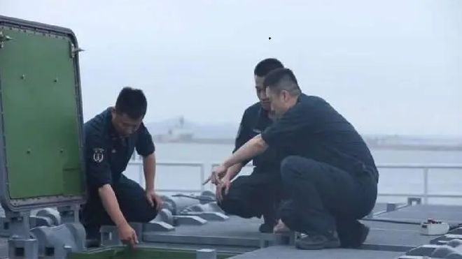 055型的CIC战情中心850毫米大型垂发装置央视镜头前一览无余(图3) 055型的CIC战情中心850毫米大型垂发装置央视镜头前一览无余(图3)
