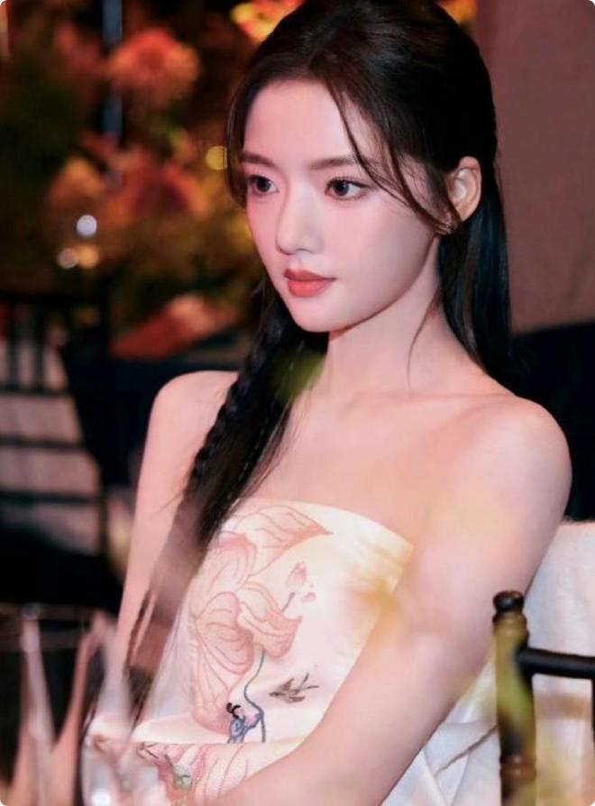 北京这一晚当女明星换上中国风礼服才知道啥叫审美界的天花板(图6) 北京这一晚当女明星换上中国风礼服才知道啥叫审美界的天花板(图6)