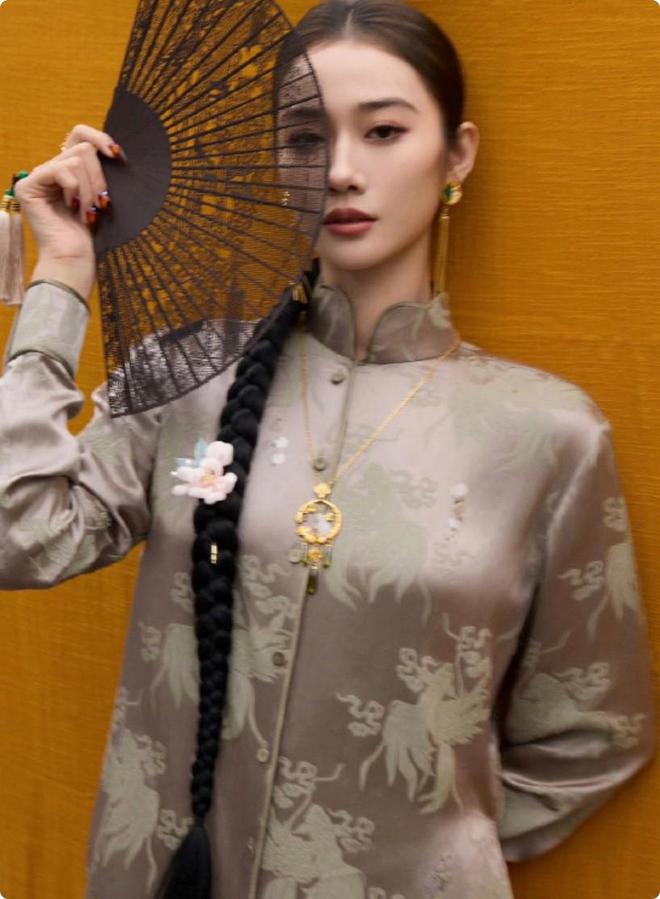 北京这一晚当女明星换上中国风礼服才知道啥叫审美界的天花板(图15) 北京这一晚当女明星换上中国风礼服才知道啥叫审美界的天花板(图15)