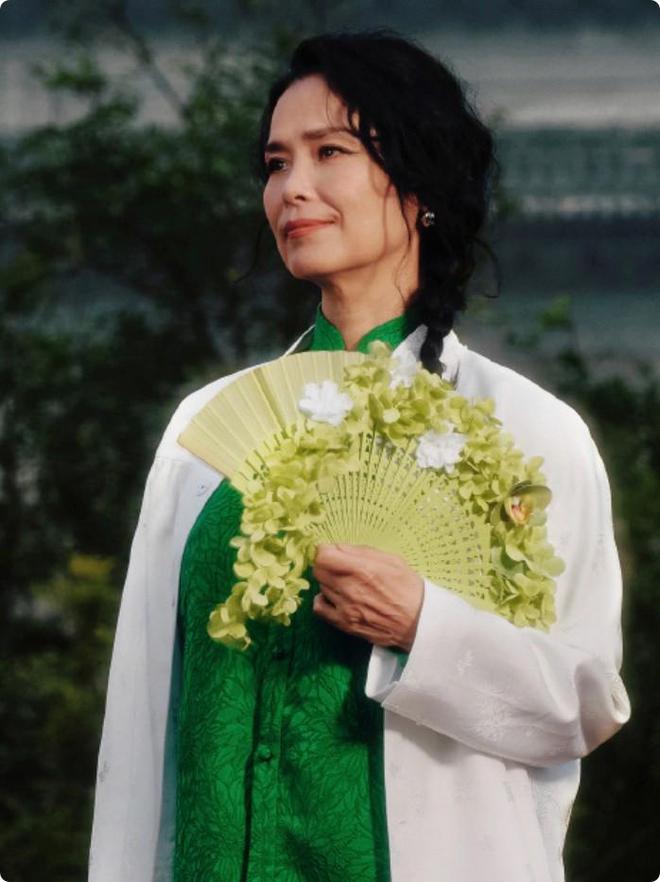 北京这一晚当女明星换上中国风礼服才知道啥叫审美界的天花板(图17) 北京这一晚当女明星换上中国风礼服才知道啥叫审美界的天花板(图17)