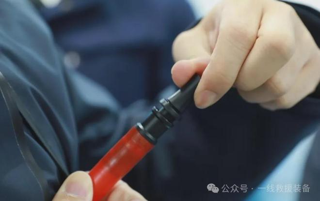 防溺水冲锋衣3秒打开显著提高生存率创新应急民用产品亮相(图4)