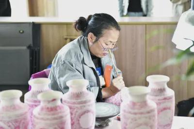 《中国妇女报》整版刊发!点赞江西妇女工作(图3) 《中国妇女报》整版刊发!点赞江西妇女工作(图3)