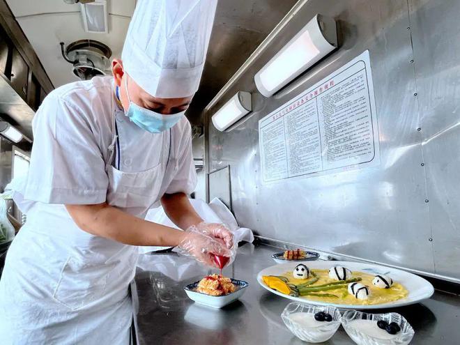 前11个月开出1737列天南地北坐上火车慢慢“游”(图1) 前11个月开出1737列天南地北坐上火车慢慢“游”(图1)
