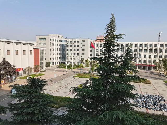 170元冬季校服扯出薄膜校长:不是塑料是防风防水的(图2) 170元冬季校服扯出薄膜校长:不是塑料是防风防水的(图2)