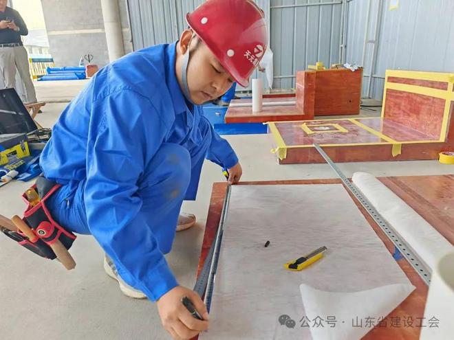 从防水小工到施工队长天元建设集团项目部安全员张加福(图1) 从防水小工到施工队长天元建设集团项目部安全员张加福(图1)